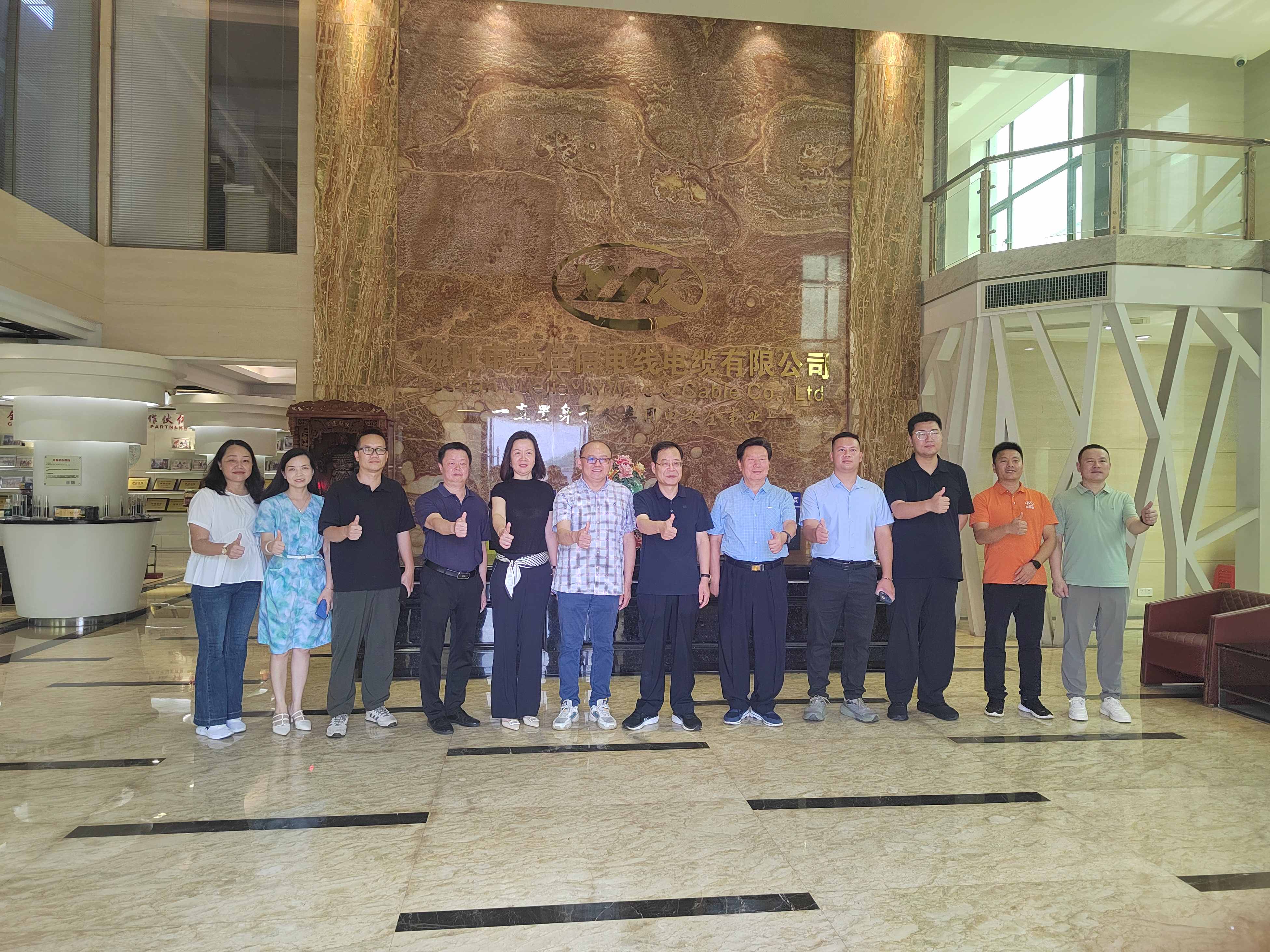 中國建筑業(yè)協(xié)會中小企業(yè)與供應鏈分會領(lǐng)導專家蒞臨粵佳信電纜參觀指導